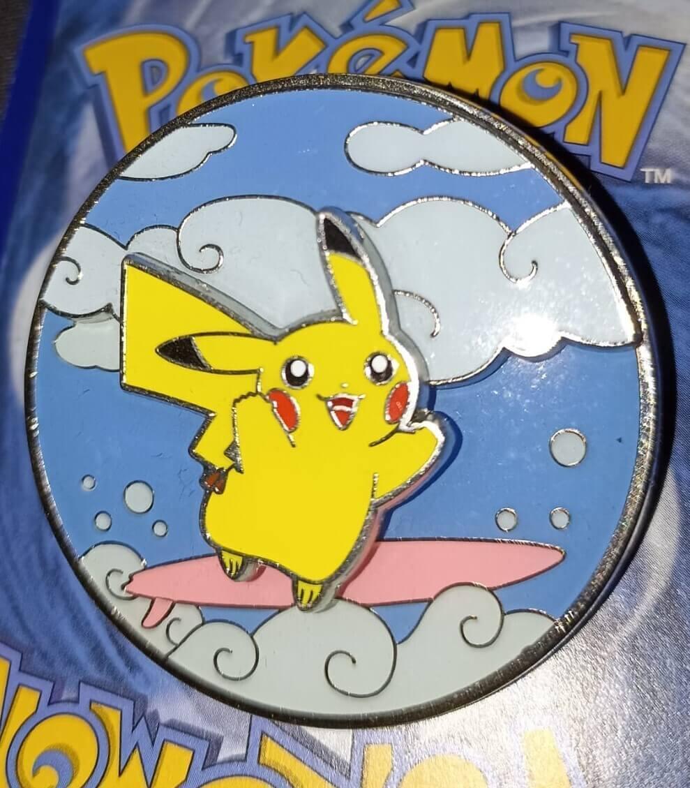 Pokemon Spilla da Collezione Pikachu Surf e Volo