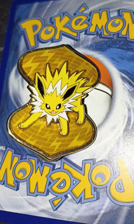 Pokemon Spilla da Collezione Premium V-Max Jolteon Flareon Vaporeon
